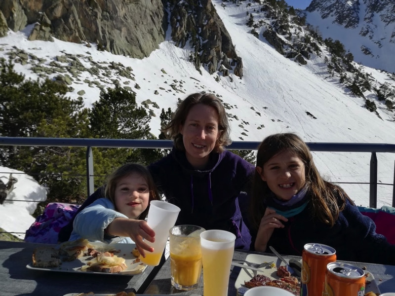 Girls-skiing.jpg